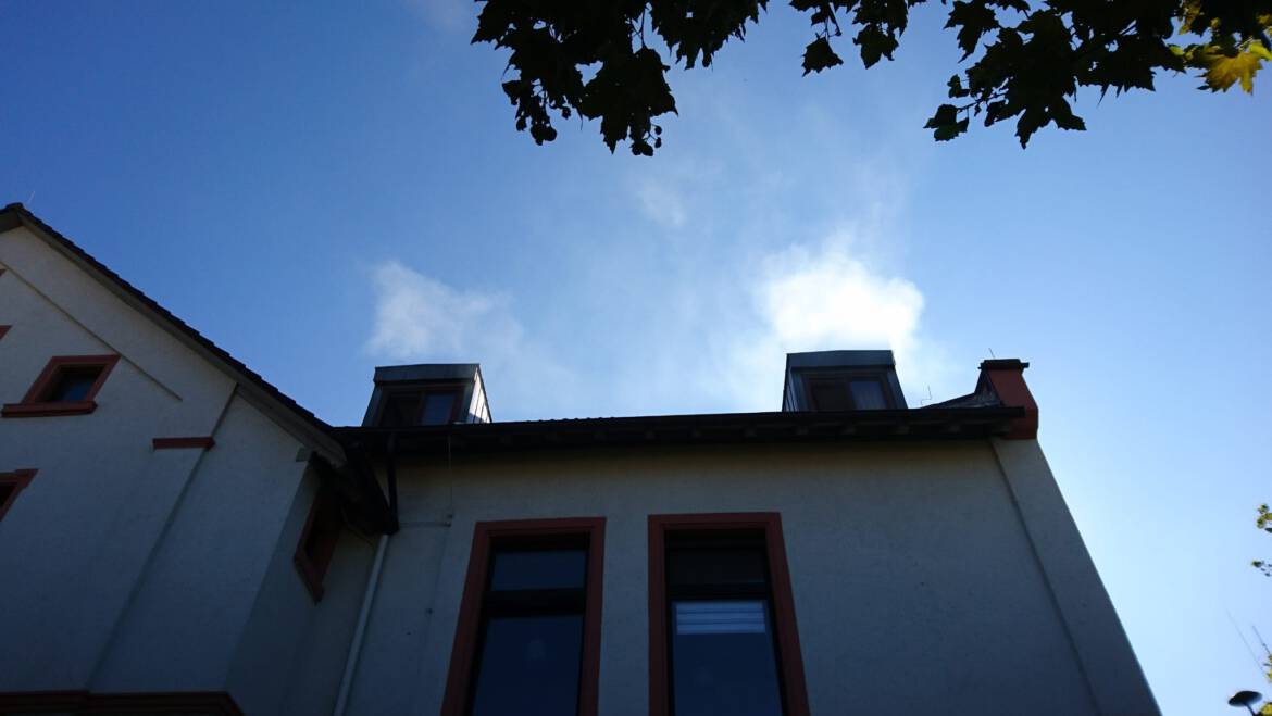 F2 – Qualm aus Dachfenster
