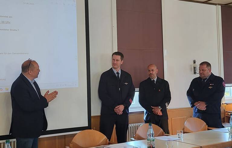 Ernennungsurkunden an die neuen Gemeindebrandinspektoren überreicht