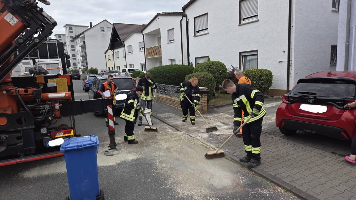 H1 – Ölspur: Geplatzter Hydraulikschlauch sorgt für Feuerwehreinsatz