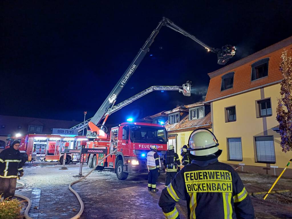 Nachlösch- und Sicherungsarbeiten sowie Arbeiten zur Wiederherstellung der Einsatzbereitschaft nach Brand im Bickenbacher Jagdschloss abgeschlossen