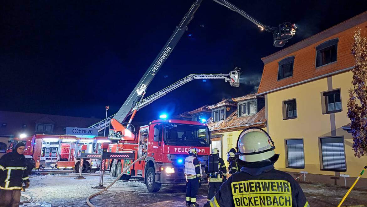 Nachlösch- und Sicherungsarbeiten sowie Arbeiten zur Wiederherstellung der Einsatzbereitschaft nach Brand im Bickenbacher Jagdschloss abgeschlossen