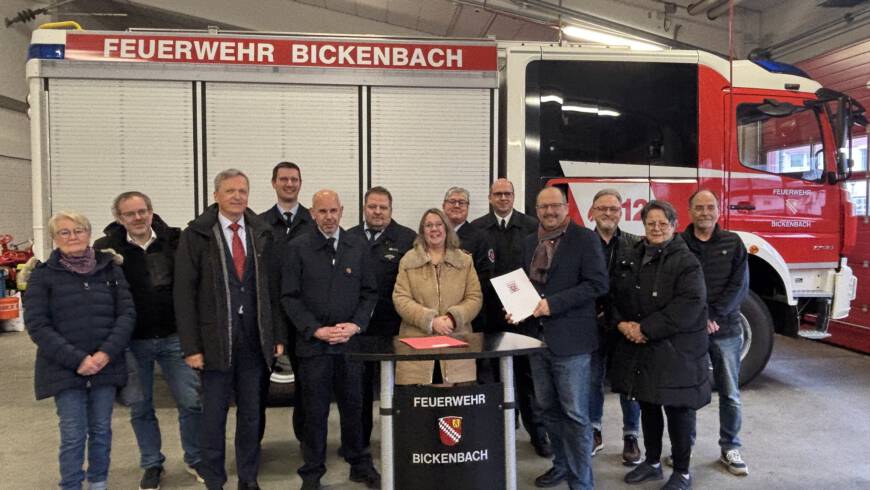 +++ Zuwendungsbescheid für neuen Gerätewagen Logistik übergeben +++